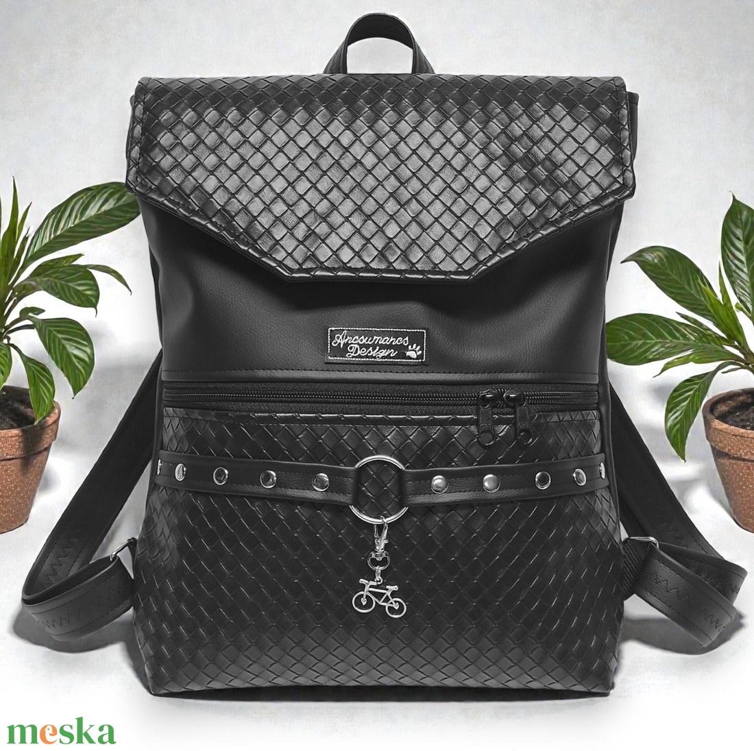 Elegáns szegecselt vadócka - Bőrpántos fedélrészes pakolós Liza hátizsák 4 zsebbel 36x30x8cm - táska & tok - hátizsák - hátizsák - Meska.hu