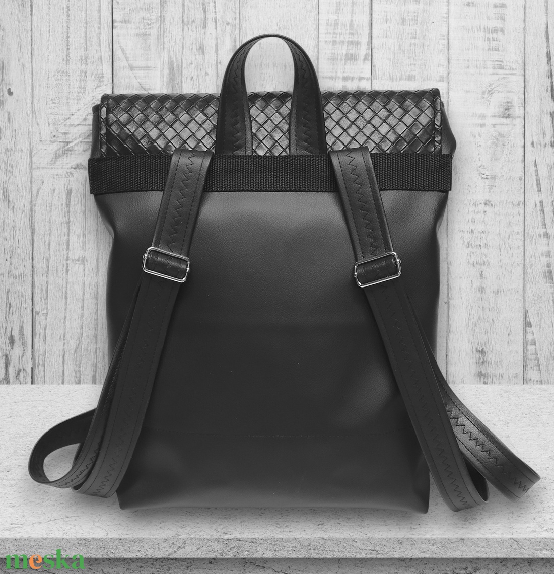 Elegáns szegecselt vadócka - Bőrpántos fedélrészes pakolós Liza hátizsák 4 zsebbel 36x30x8cm - táska & tok - hátizsák - hátizsák - Meska.hu