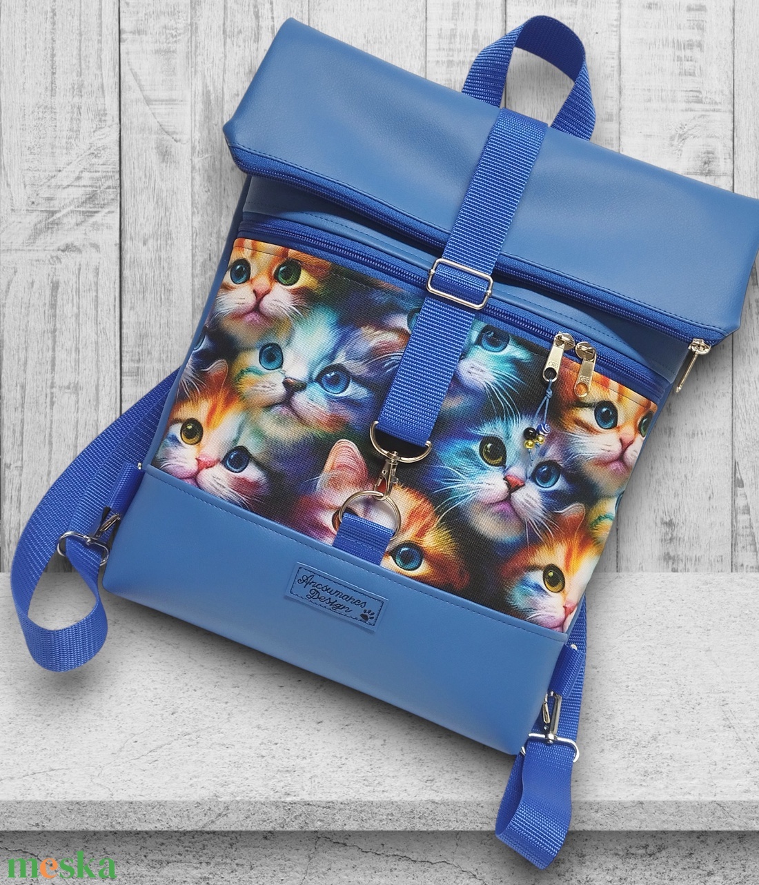 Szivárvány cicák kék alapon - Roll Up Maxi dupla pántos hátizsák sok zsebbel - táska & tok - hátizsák - roll top hátizsák - Meska.hu