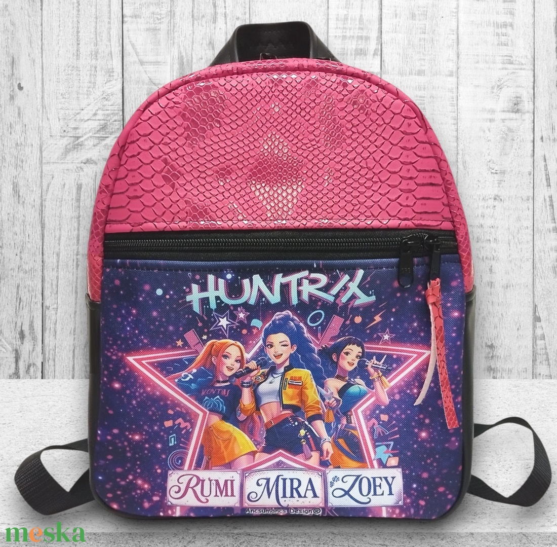 HUNTR/X-Huntrix K-pop démonvadászok DORINA-M hátizsák fekete-pink 29x24x10 - táska & tok - hátizsák - hátizsák - Meska.hu