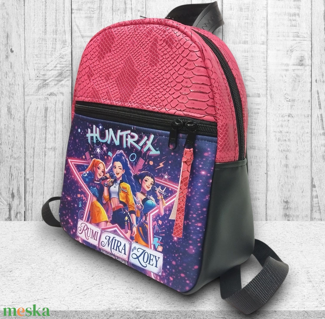 HUNTR/X-Huntrix K-pop démonvadászok DORINA-M hátizsák fekete-pink 29x24x10 - táska & tok - hátizsák - hátizsák - Meska.hu