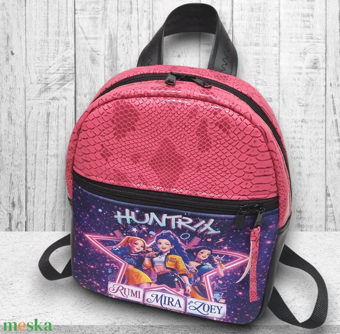 HUNTR/X-Huntrix K-pop démonvadászok DORINA-M hátizsák fekete-pink 29x24x10 - táska & tok - hátizsák - hátizsák - Meska.hu