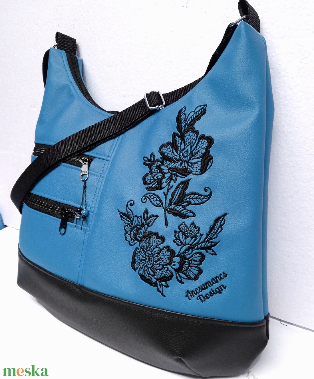 MAXI méretű hímzett sokzsebes textilbőr pakolós táska fekete kék - táska & tok - kézitáska & válltáska - nagy pakolós táska - Meska.hu