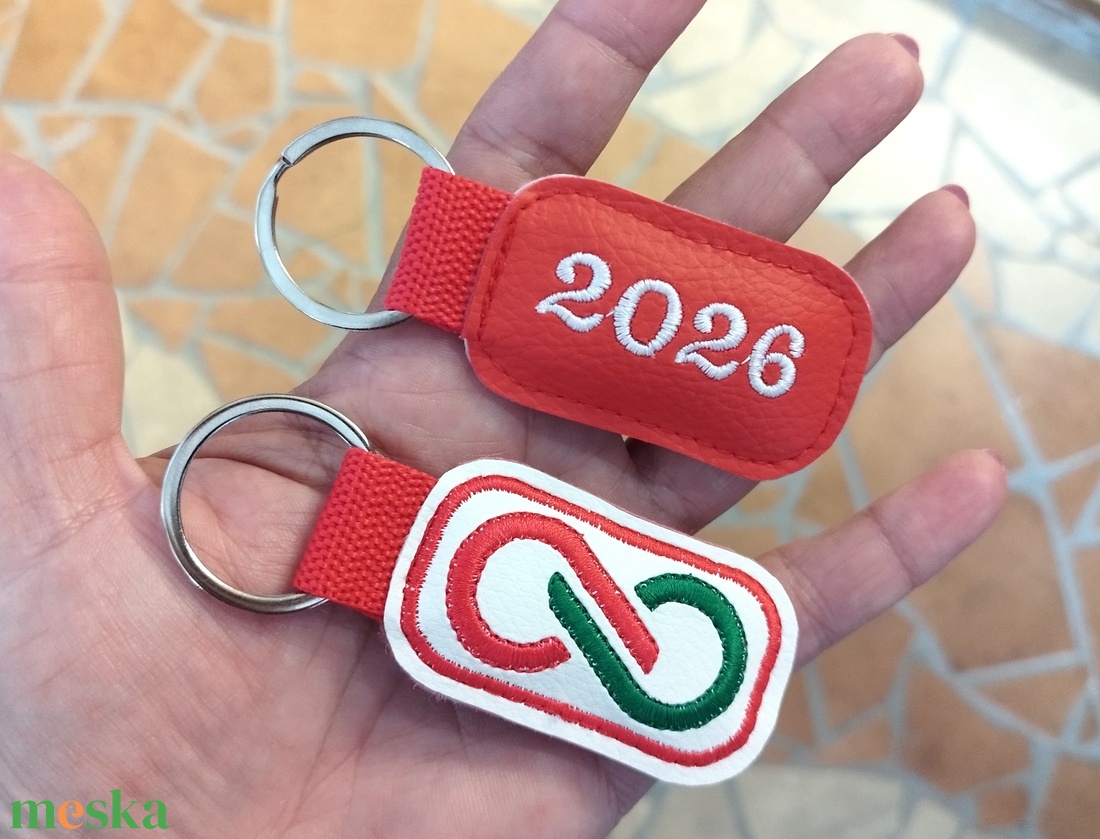 Hímzett Rendszerváltás 2026 kulcstartó (piros) - táska & tok - kulcstartó & táskadísz - kulcstartó - Meska.hu