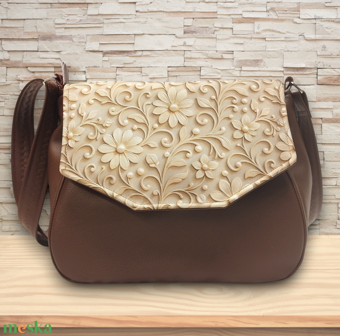 TERESA Fedélrészes oldaltáska Kakaóbarna arany virágos fedélrésszel - táska & tok - kézitáska & válltáska - vállon átvethető táska - Meska.hu