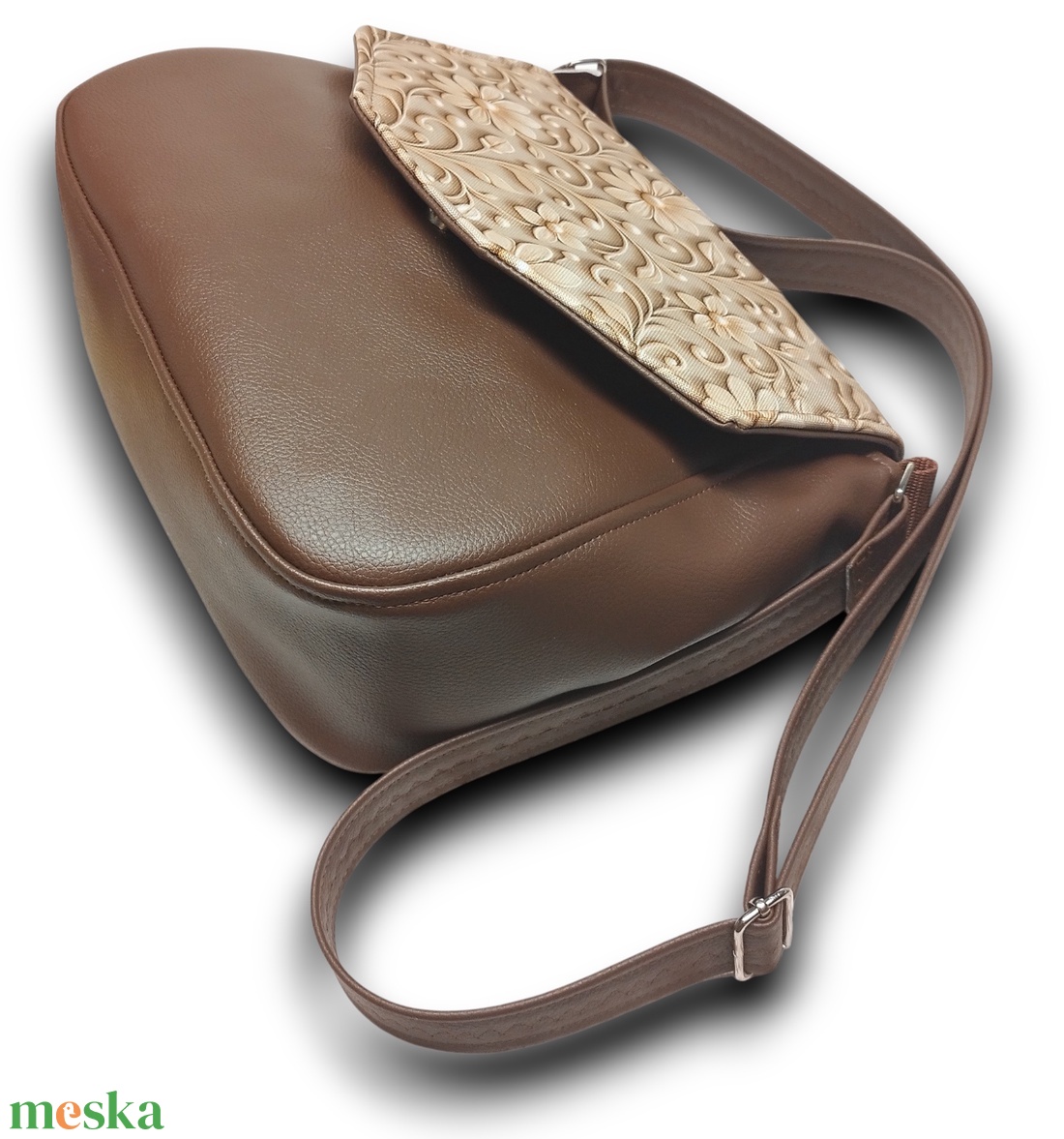 TERESA Fedélrészes oldaltáska Kakaóbarna arany virágos fedélrésszel - táska & tok - kézitáska & válltáska - vállon átvethető táska - Meska.hu