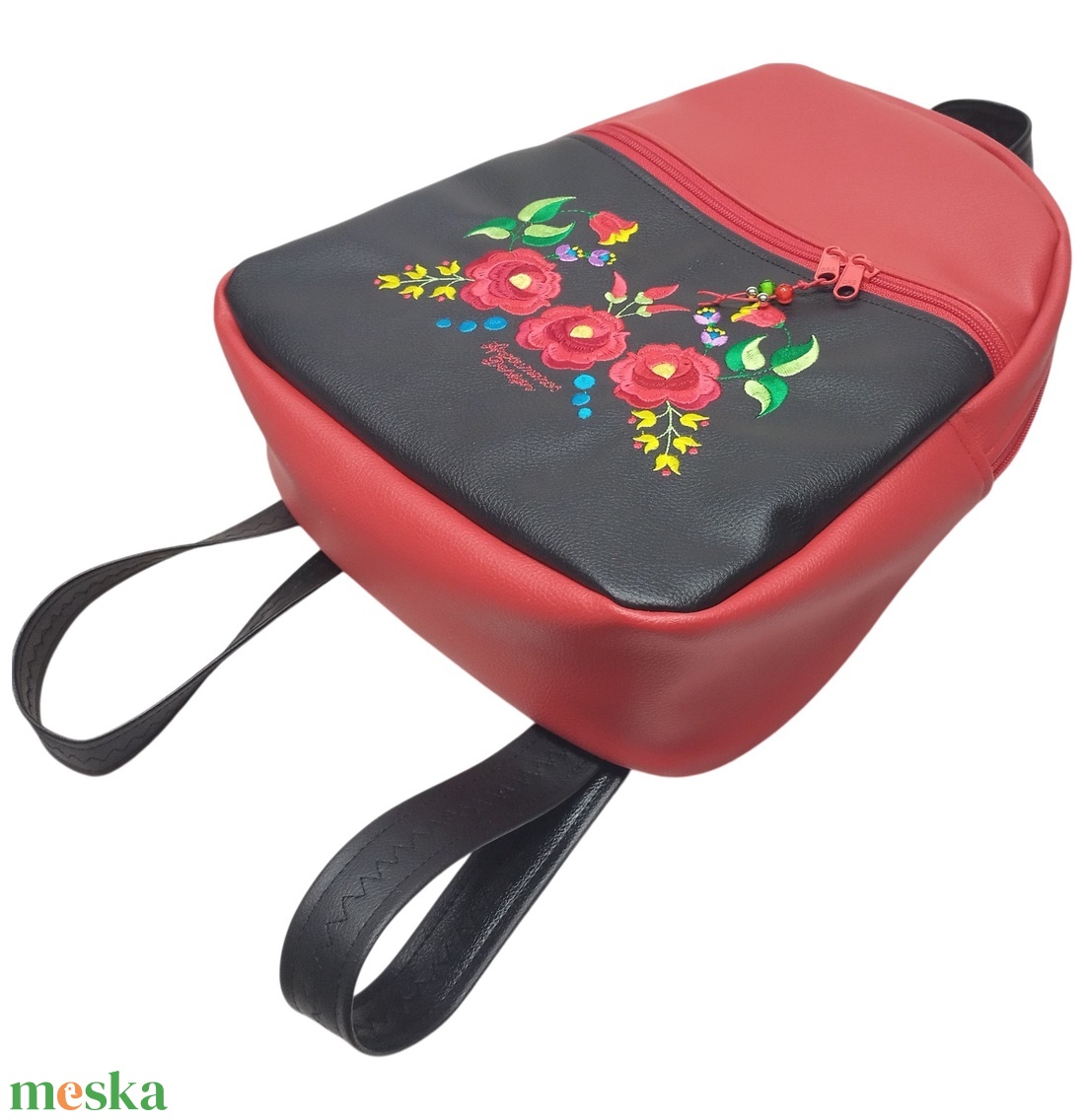 Hímzett DORINA-L hátizsák - Hungarian Folkart 30 - textilbőr pántokkal fekete-piros 33x27x10 - táska & tok - hátizsák - hátizsák - Meska.hu