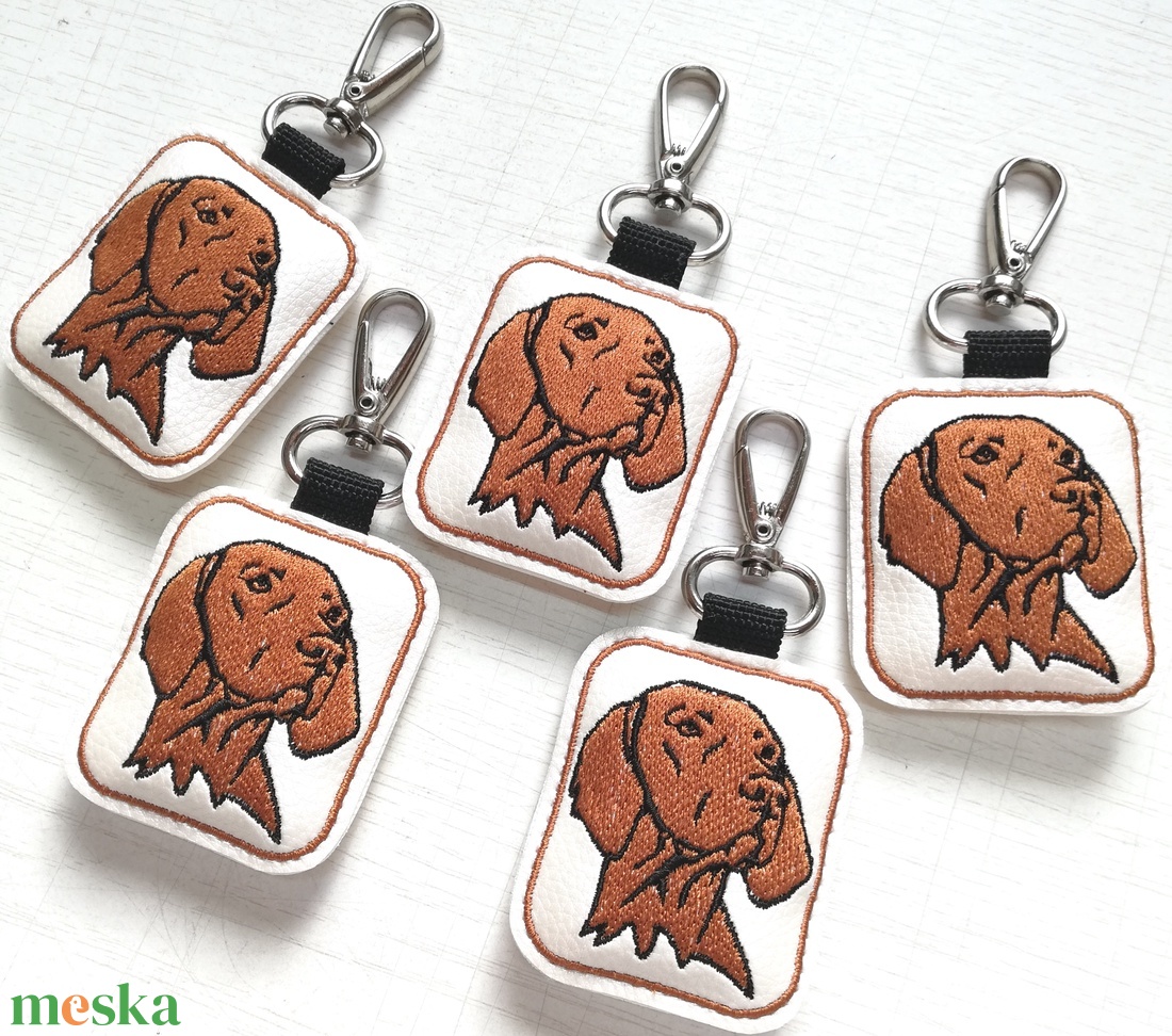 Hímzett magyar vizsla kutya kulcstartó karabinerrel - táska & tok - kulcstartó & táskadísz - kulcstartó - Meska.hu