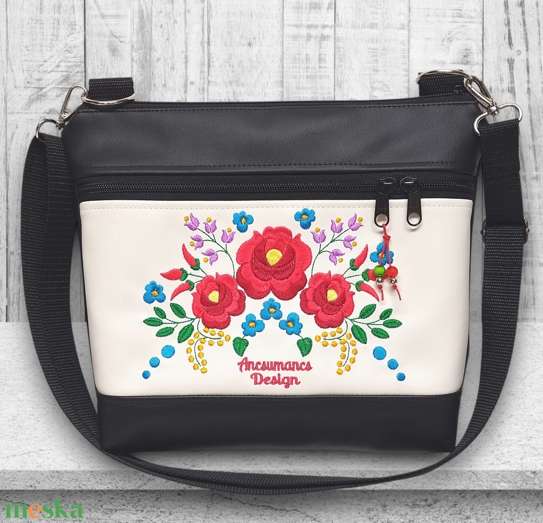 Bella crossbody oldaltáska 28x24cm - Hímzett Kalocsai virágos Hungarian Folkart08 - táska & tok - kézitáska & válltáska - vállon átvethető táska - Meska.hu