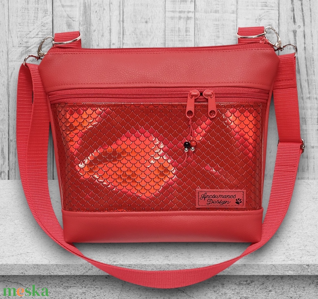 Bella crossbody oldaltáska 28x24cm - Piros sellőhologramos - táska & tok - kézitáska & válltáska - vállon átvethető táska - Meska.hu