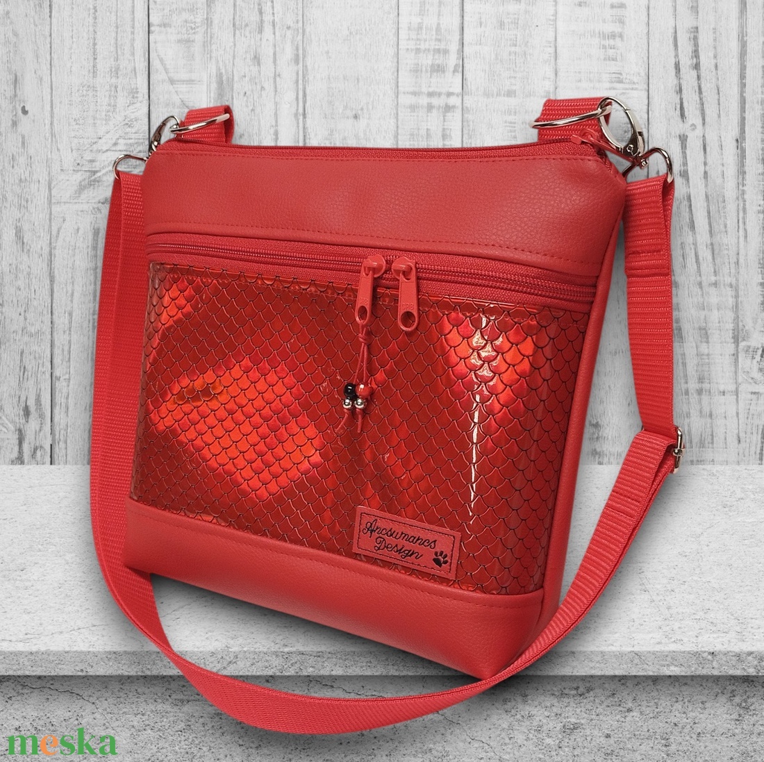 Bella crossbody oldaltáska 28x24cm - Piros sellőhologramos - táska & tok - kézitáska & válltáska - vállon átvethető táska - Meska.hu