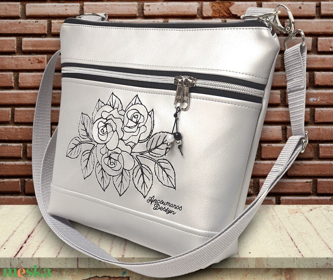 Bella crossbody oldaltáska 28x24cm - Hímzett rózsák ezüst alapon - táska & tok - kézitáska & válltáska - vállon átvethető táska - Meska.hu