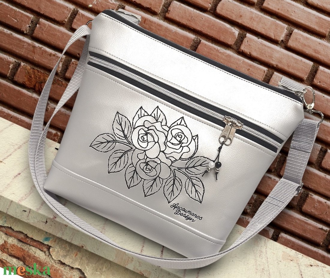 Bella crossbody oldaltáska 28x24cm - Hímzett rózsák ezüst alapon - táska & tok - kézitáska & válltáska - vállon átvethető táska - Meska.hu