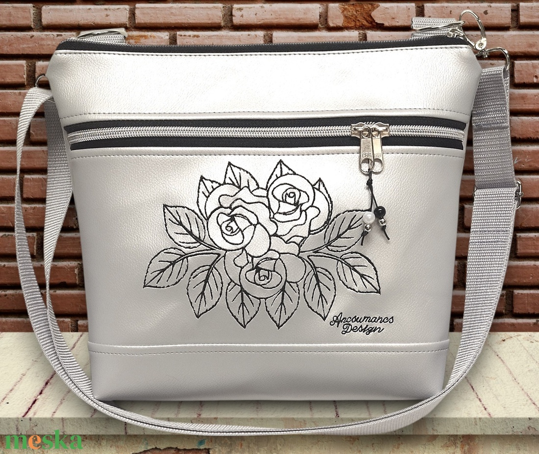 Bella crossbody oldaltáska 28x24cm - Hímzett rózsák ezüst alapon - táska & tok - kézitáska & válltáska - vállon átvethető táska - Meska.hu