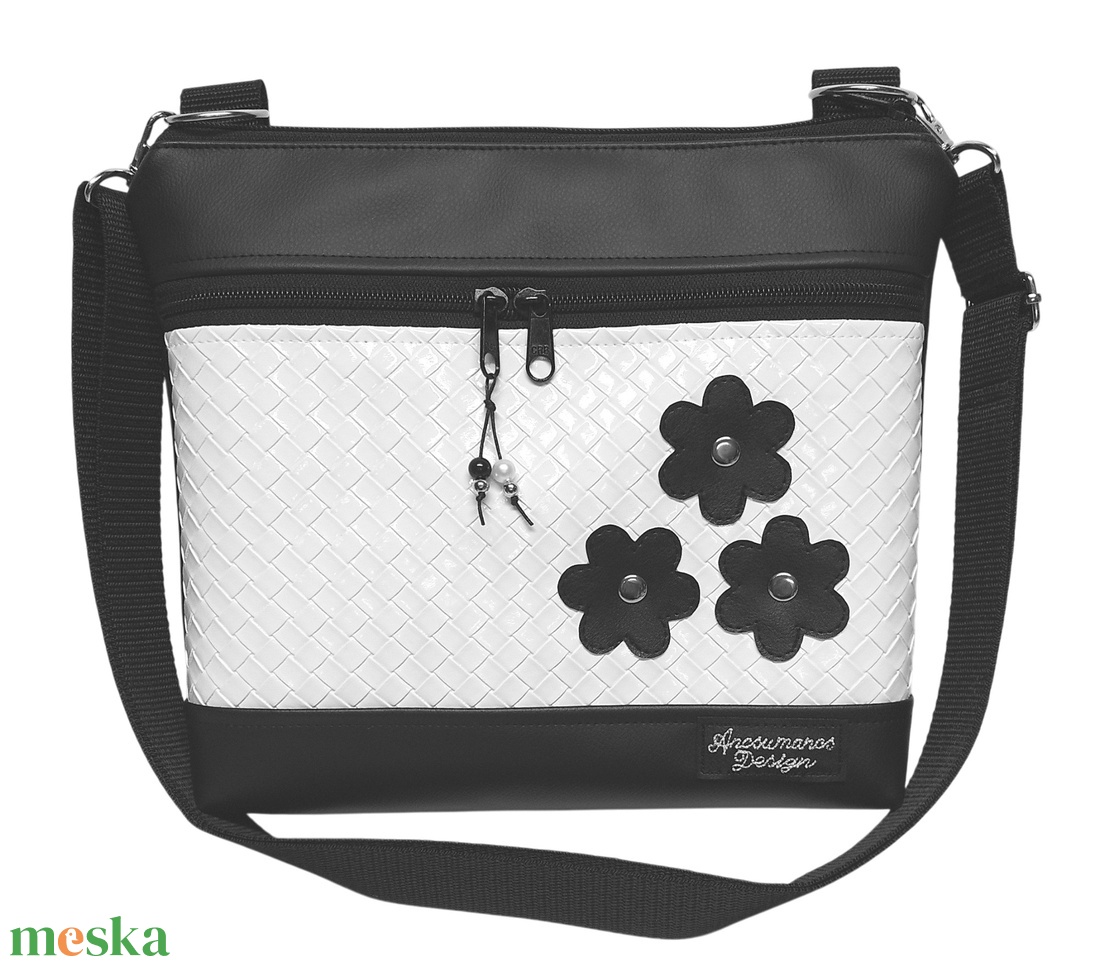 Bella crossbody oldaltáska 28x24cm - Elegáns fekete fehér applikált virágos - táska & tok - kézitáska & válltáska - vállon átvethető táska - Meska.hu