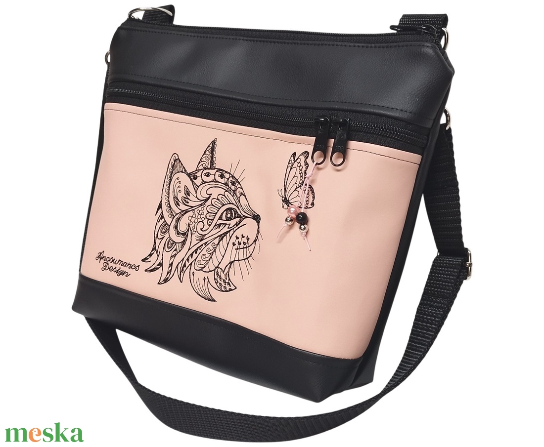 Bella crossbody oldaltáska 28x24cm - Hímzett cica pillangóval fekete-rose - táska & tok - kézitáska & válltáska - vállon átvethető táska - Meska.hu