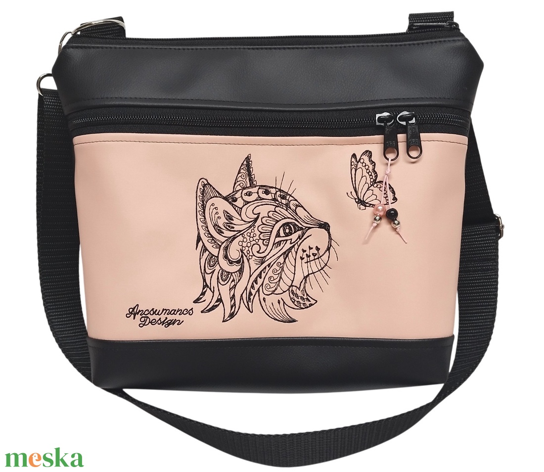 Bella crossbody oldaltáska 28x24cm - Hímzett cica pillangóval fekete-rose - táska & tok - kézitáska & válltáska - vállon átvethető táska - Meska.hu