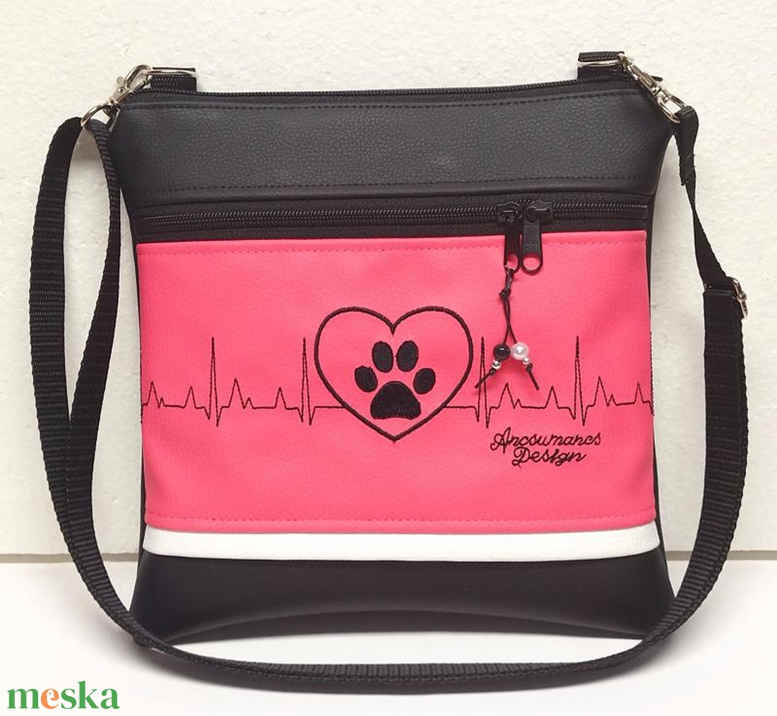 Hímzett textilbőr táska övtáska 25x25 EKG szív tappancs - pink-fekete - táska & tok - kézitáska & válltáska - vállon átvethető táska - Meska.hu