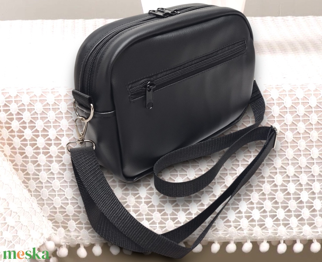 Helena crossbody oldaltáska testtáska övtáska 22x17x7cm - Fekete alapon Rose sellőhologramos - táska & tok - kézitáska & válltáska - vállon átvethető táska - Meska.hu