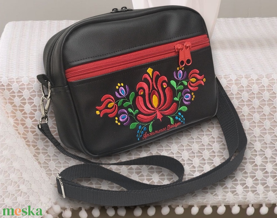 Hímzett Matyó virágos Helena crossbody oldaltáska övtáska 22x17x7cm - Fekete alapon Hungarian Folkart28 - táska & tok - kézitáska & válltáska - vállon átvethető táska - Meska.hu
