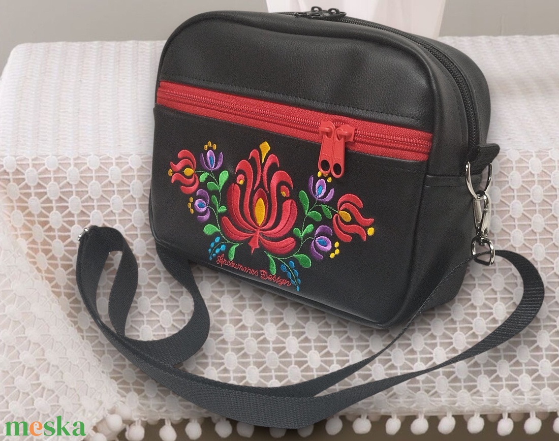 Hímzett Matyó virágos Helena crossbody oldaltáska övtáska 22x17x7cm - Fekete alapon Hungarian Folkart28 - táska & tok - kézitáska & válltáska - vállon átvethető táska - Meska.hu