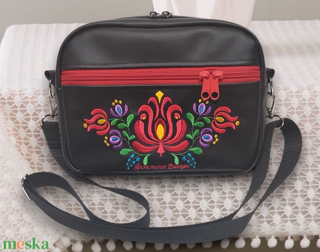 Hímzett Matyó virágos Helena crossbody oldaltáska övtáska 22x17x7cm - Fekete alapon Hungarian Folkart28 - táska & tok - kézitáska & válltáska - vállon átvethető táska - Meska.hu