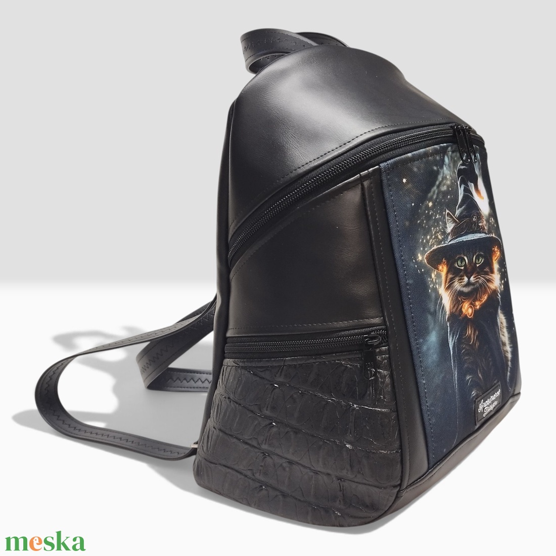 MAXIM BackPack L hátizsák - Bájos boszorkánycica fekete alapon textilbőr pántokkal 36x30x16 - táska & tok - hátizsák - hátizsák - Meska.hu