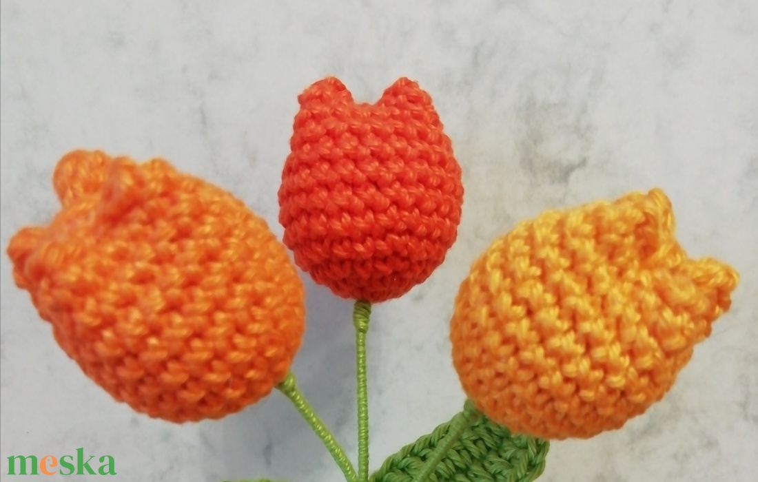 Horgolt tulipán kaspóban - otthon & életmód - dekoráció - asztal és polc dekoráció - asztaldísz - Meska.hu