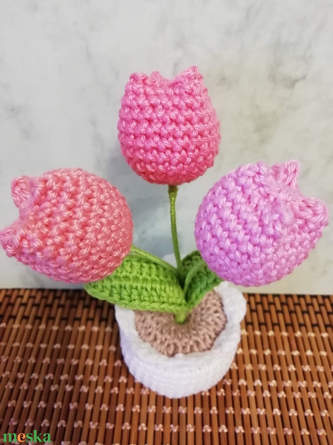 Horgolt tulipáncsokor kaspóban - otthon & életmód - virágdekoráció - virágdíszek - virágdísz kaspóban - Meska.hu