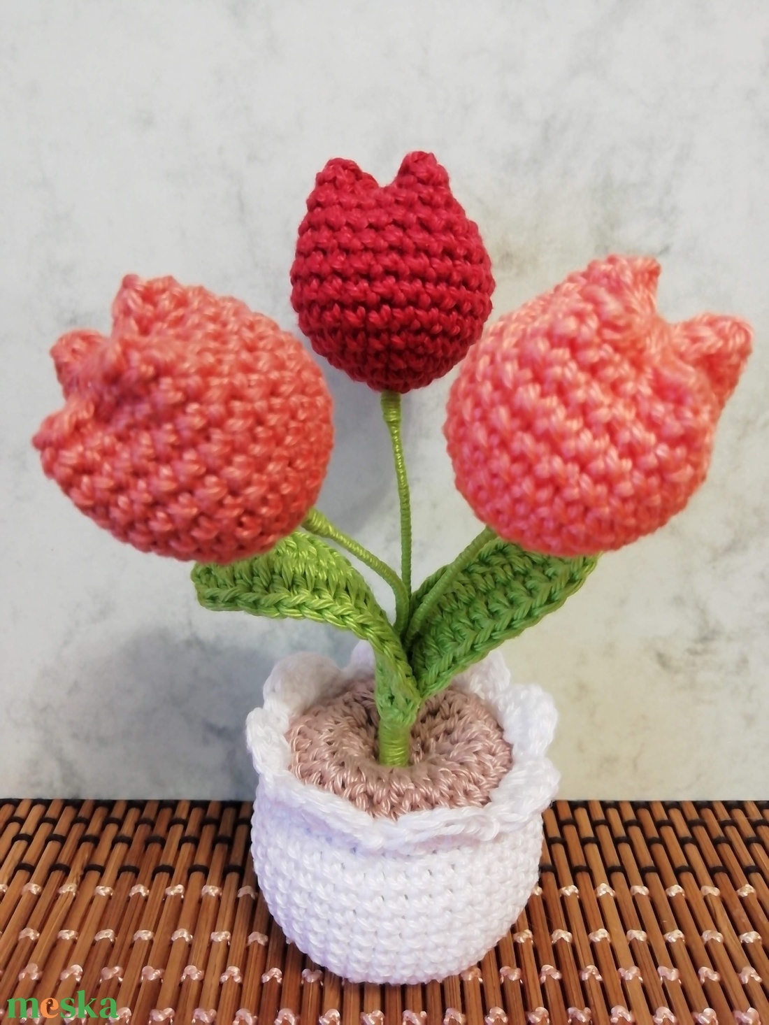 Horgolt tulipáncsokor kaspóban - otthon & életmód - virágdekoráció - virágdíszek - virágdísz kaspóban - Meska.hu