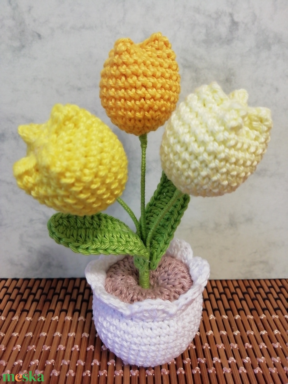 Horgolt tulipáncsokor kaspóban - otthon & életmód - virágdekoráció - virágdíszek - virágdísz kaspóban - Meska.hu