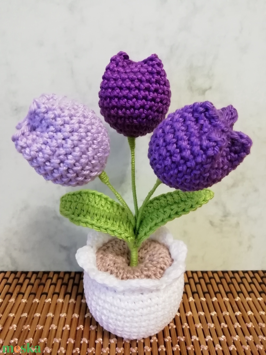 Horgolt tulipáncsokor kaspóban - otthon & életmód - virágdekoráció - virágdíszek - virágdísz kaspóban - Meska.hu