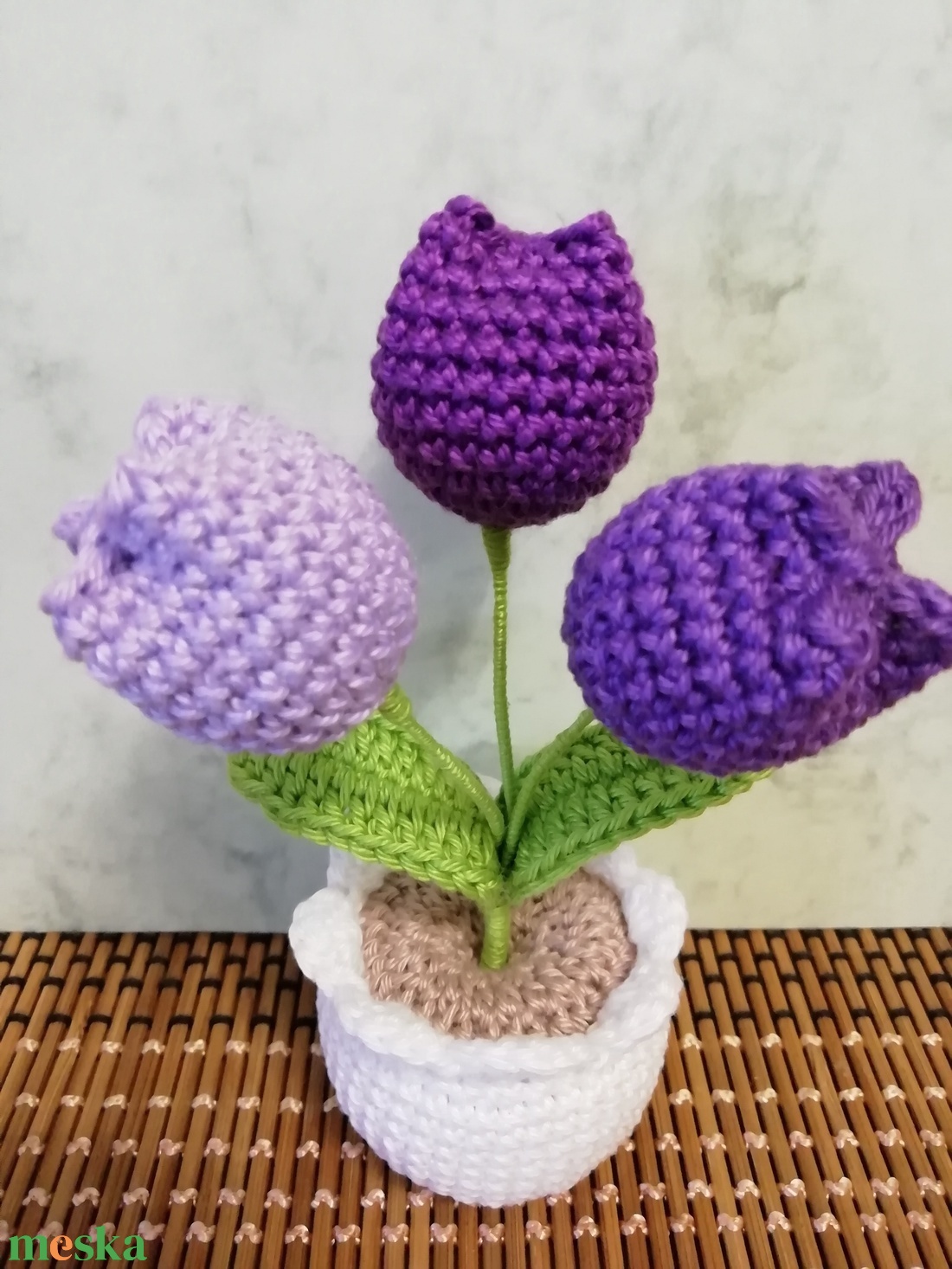 Horgolt tulipáncsokor kaspóban - otthon & életmód - virágdekoráció - virágdíszek - virágdísz kaspóban - Meska.hu