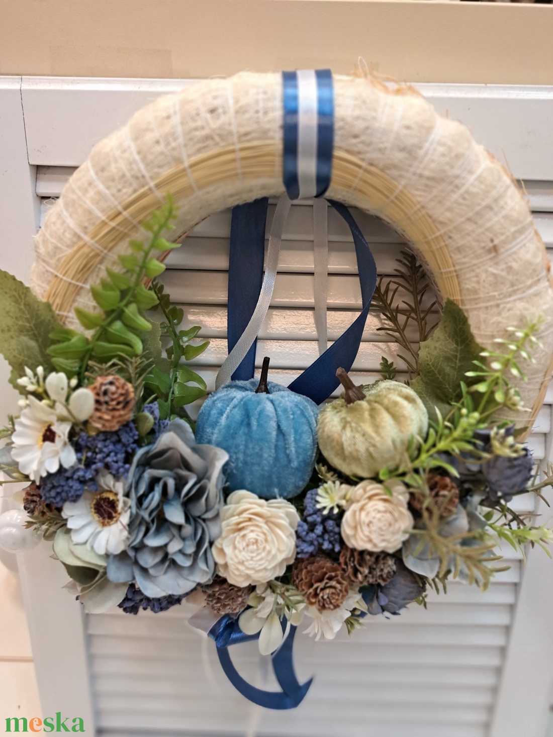 Őszi kopogtató kék-fehér tökös,virágos - otthon & életmód - dekoráció - ajtó- és ablak dekoráció - ajtódísz & kopogtató - Meska.hu Őszi kopogtató kék-fehér tökös,virágos - otthon & életmód - dekoráció - ajtó- és ablak dekoráció - ajtódísz & kopogtató - Meska.hu