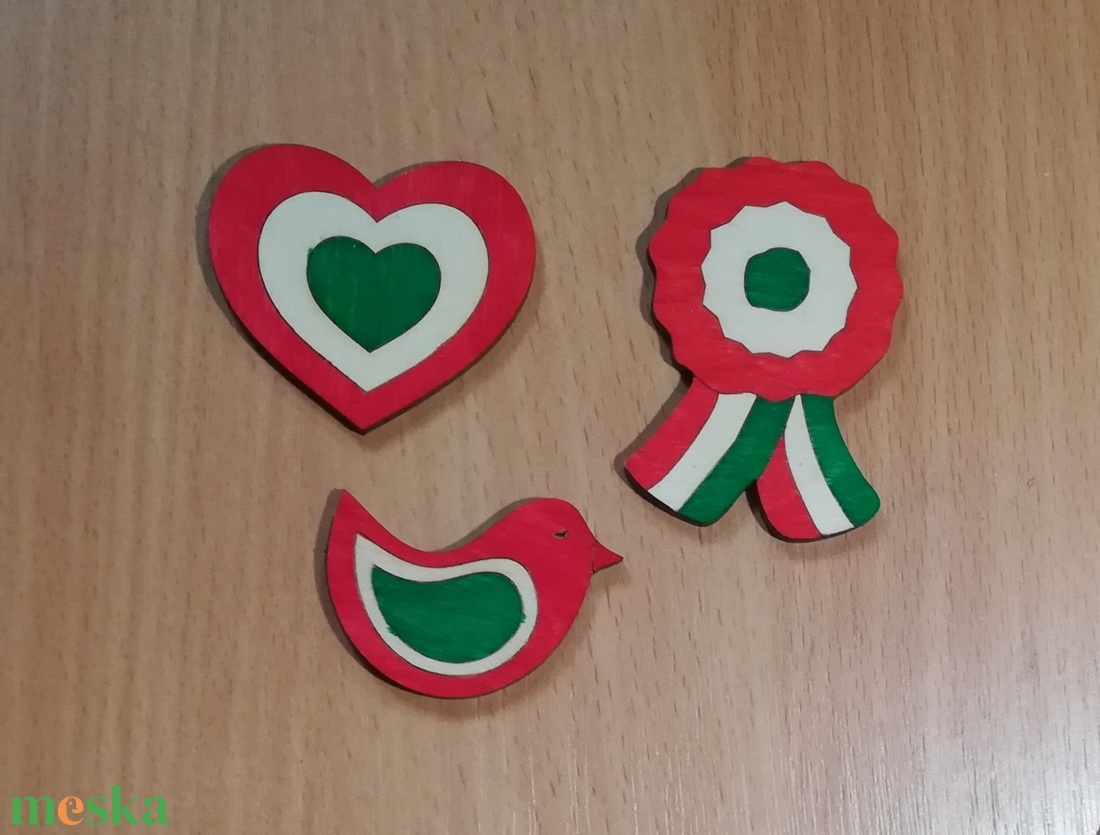 Egyedi fából készült kokárda - ékszer - kitűző és bross - kitűző - Meska.hu Egyedi fából készült kokárda - ékszer - kitűző és bross - kitűző - Meska.hu