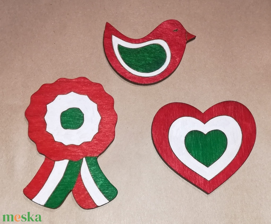 Fa anyagból készült kokárda  - ékszer - kitűző és bross - Meska.hu