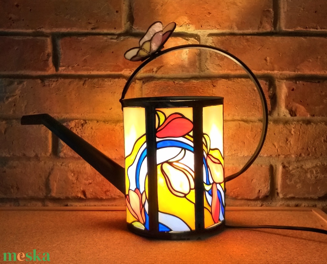 Locsolókannából Tiffany-lámpa - otthon & életmód - dekoráció - asztal és polc dekoráció - díszüveg - Meska.hu Locsolókannából Tiffany-lámpa - otthon & életmód - dekoráció - asztal és polc dekoráció - díszüveg - Meska.hu