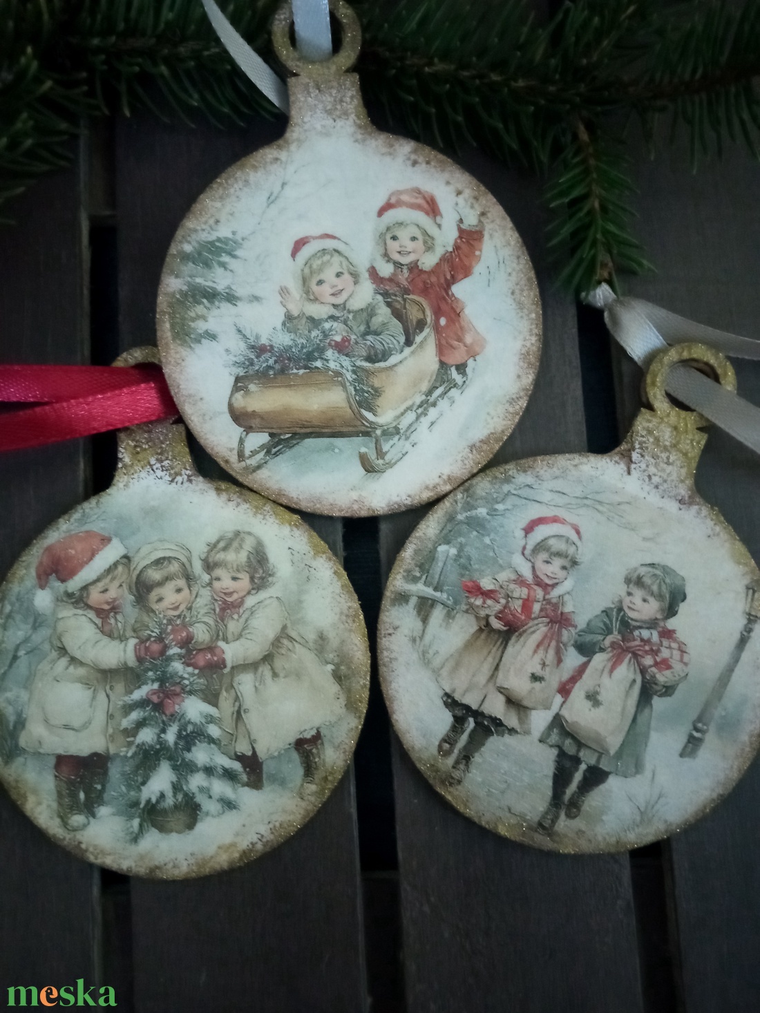 Gyerekek a hóban -karácsonyfadíszek  - karácsony - karácsonyi lakásdekoráció - karácsonyfadíszek - Meska.hu