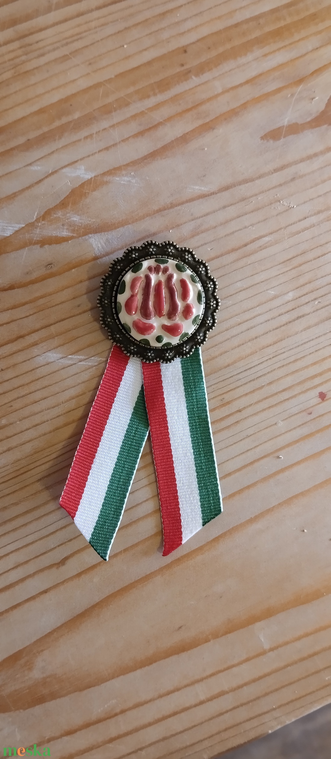 Kerámia kokárda - ékszer - kitűző és bross - Meska.hu