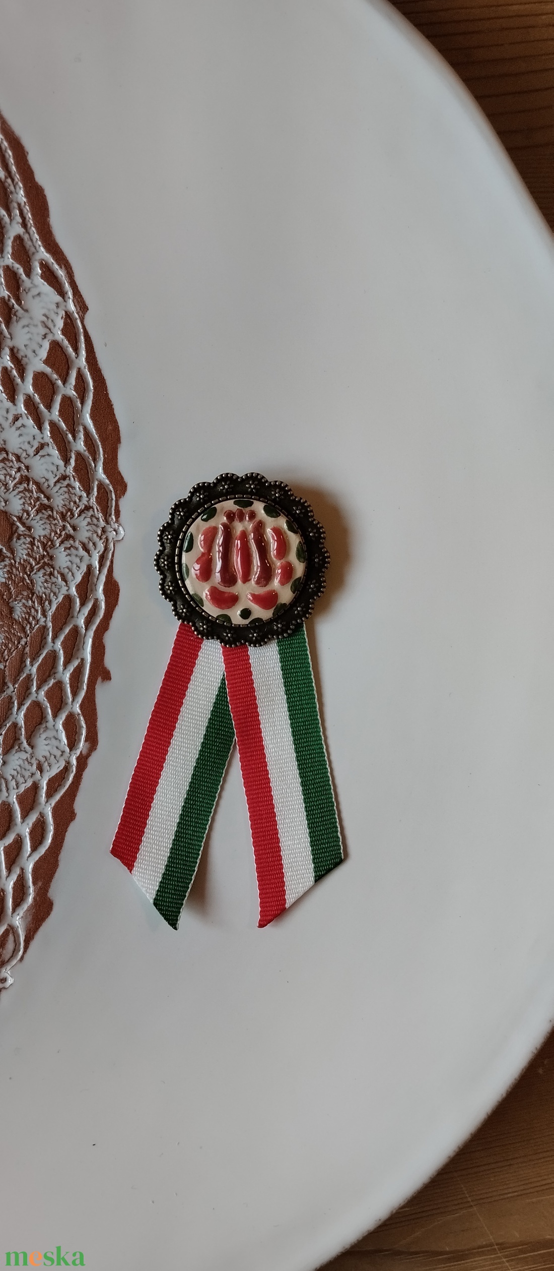 Kerámia kokárda - ékszer - kitűző és bross - Meska.hu
