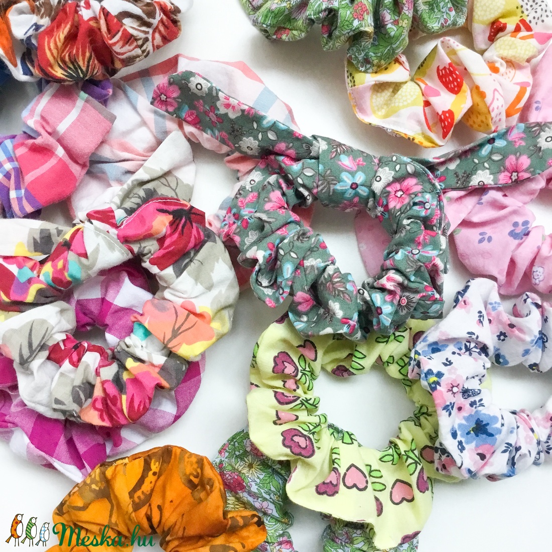 Tavaszi hajgumi - scrunchies - rugalmas textil karkötő kockás mintával lányoknak, nőknek, barátnőknek - ruha & divat - hajdísz & hajcsat - Meska.hu