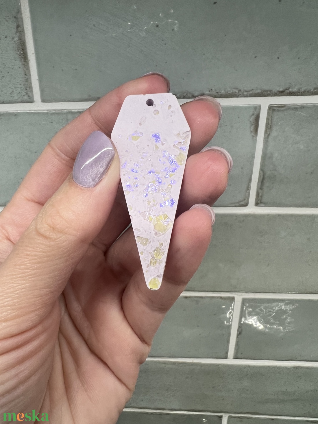 Egyedi, csillámpelyhes, halványlila nyaklánc - esküvő - ékszer - nyaklánc - Meska.hu