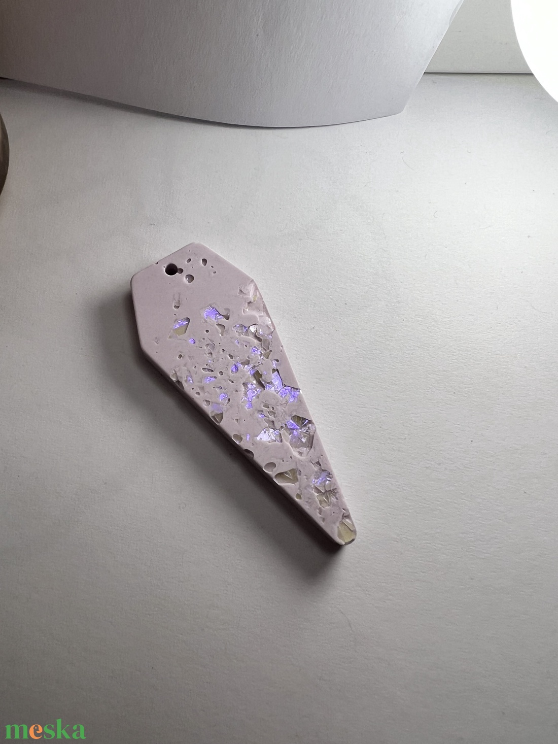 Egyedi, csillámpelyhes, halványlila nyaklánc - esküvő - ékszer - nyaklánc - Meska.hu