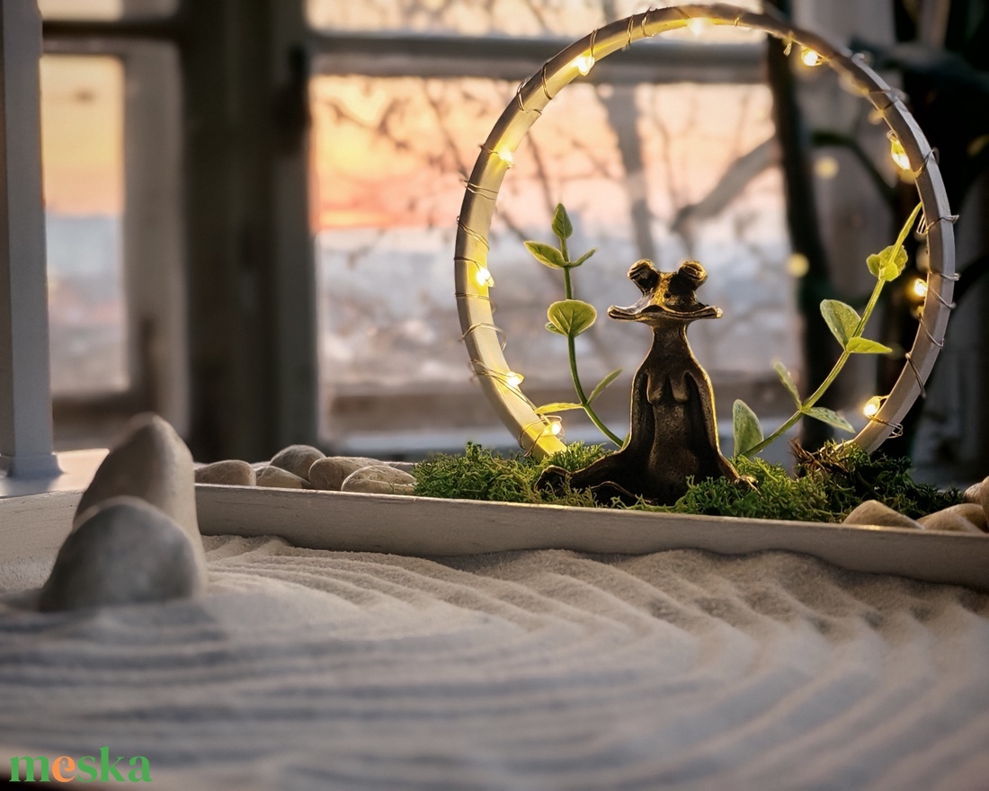 Asztali zen kert meditáló békával, LED világítással - otthon & életmód - dekoráció - asztal és polc dekoráció - asztaldísz - Meska.hu Asztali zen kert meditáló békával, LED világítással - otthon & életmód - dekoráció - asztal és polc dekoráció - asztaldísz - Meska.hu