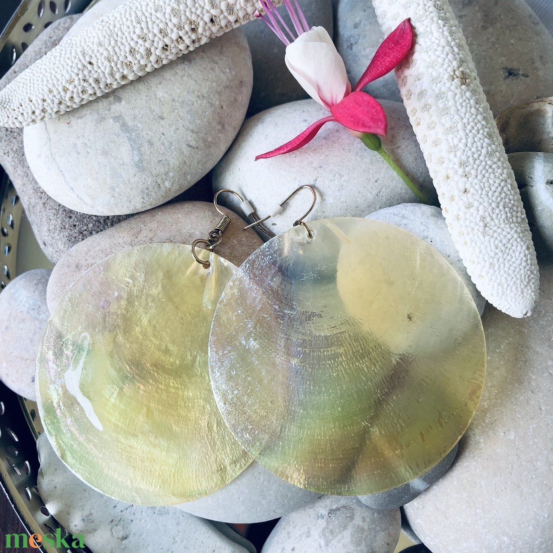 Andrassy Couture szivárványos kagylóhéj fülbevaló  - ékszer - fülbevaló - csillár fülbevaló - Meska.hu