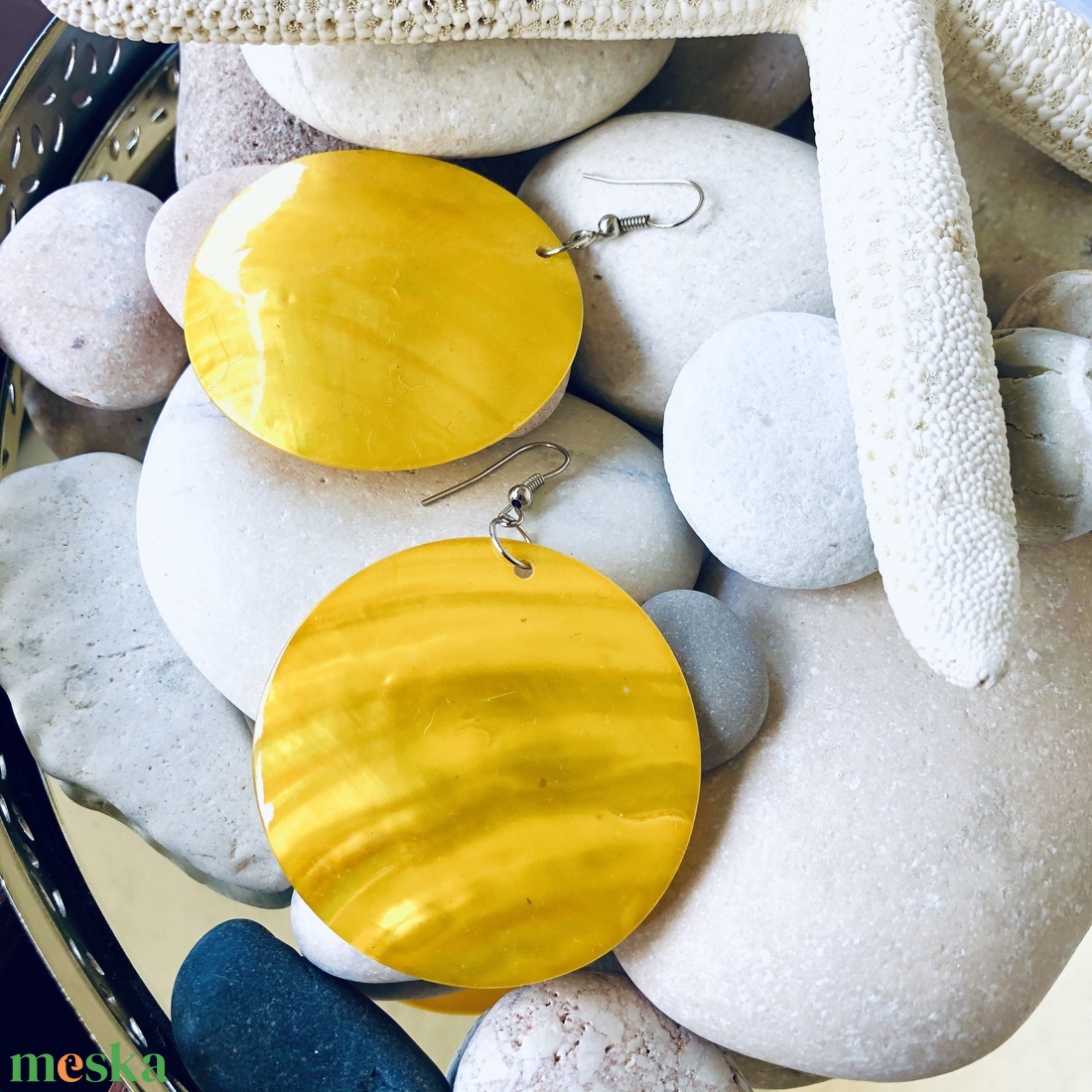 Andrassy Couture napsárga kagylóhéj fülbevaló  - ékszer - fülbevaló - csillár fülbevaló - Meska.hu