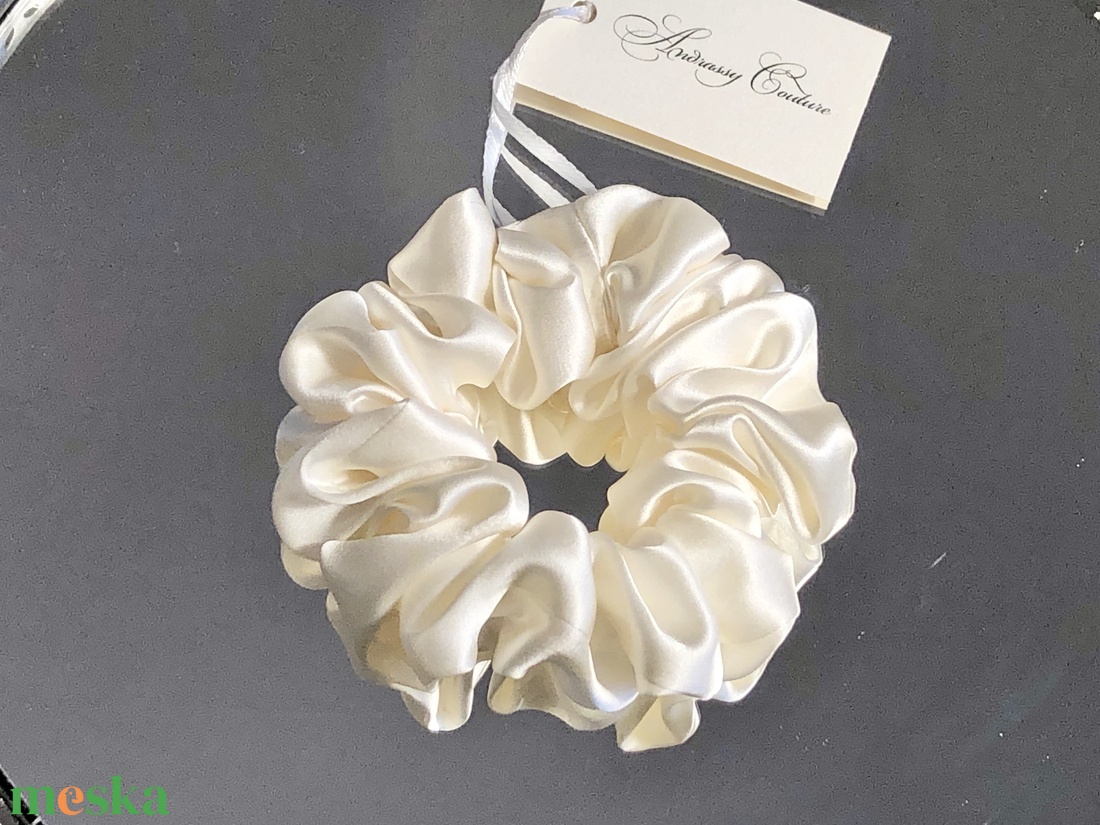 Andrassy Couture vajszínű hernyóselyem hajgumi - ruha & divat - hajdísz & hajcsat - hajgumi - Meska.hu