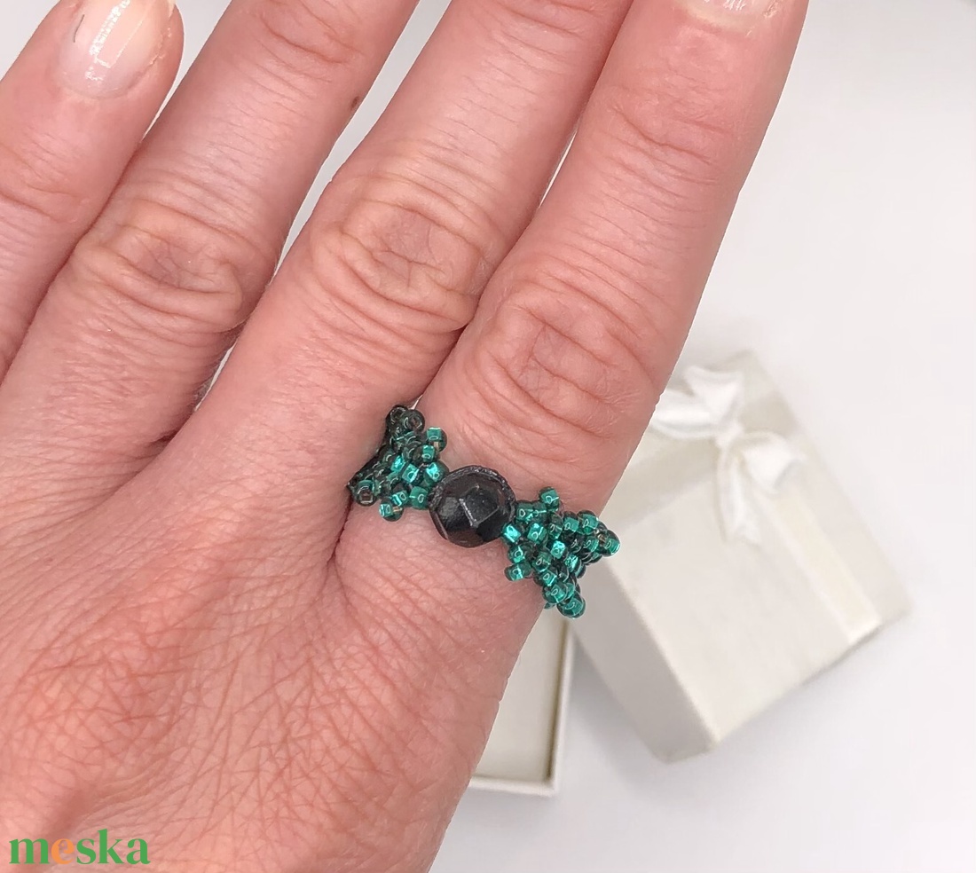 Andrassy Couture türkizzöld üveggyöngy gyűrű - ékszer - gyűrű - figurális gyűrű - Meska.hu Andrassy Couture türkizzöld üveggyöngy gyűrű - ékszer - gyűrű - figurális gyűrű - Meska.hu
