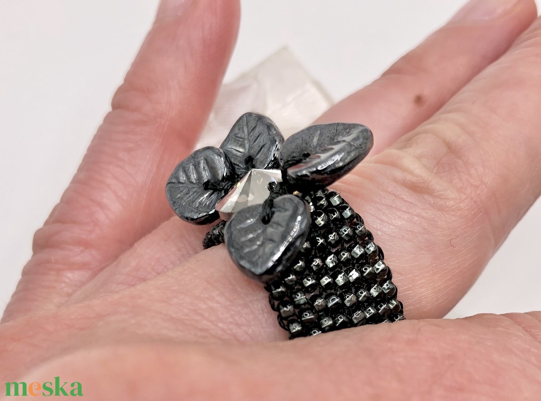 Andrassy Couture grafitszürke gyöngy gyűrű Swarovski kristállyal - ékszer - gyűrű - figurális gyűrű - Meska.hu