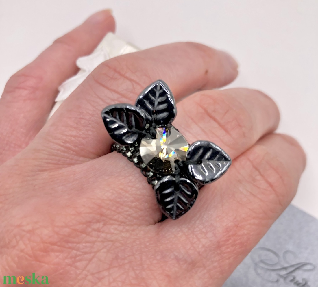 Andrassy Couture grafitszürke gyöngy gyűrű Swarovski kristállyal - ékszer - gyűrű - figurális gyűrű - Meska.hu